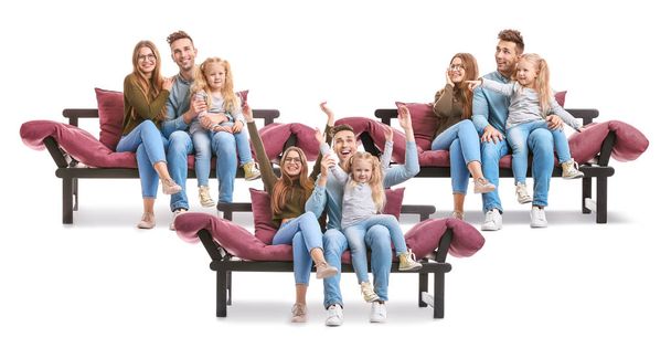 Collage avec une jeune famille heureuse assise sur un canapé sur fond blanc
 - Photo, image