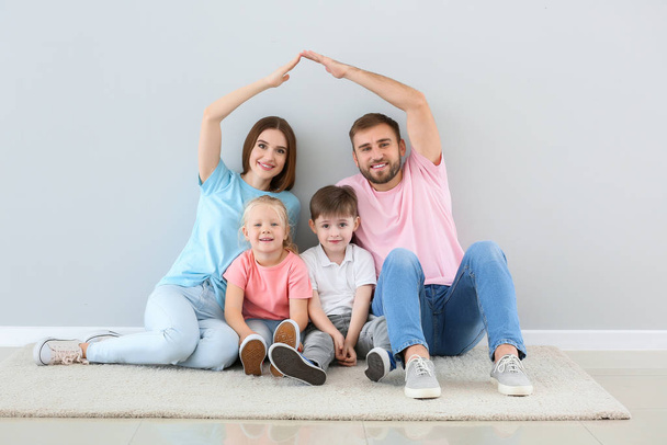 Ritratto di famiglia felice vicino alla parete luminosa
 - Foto, immagini