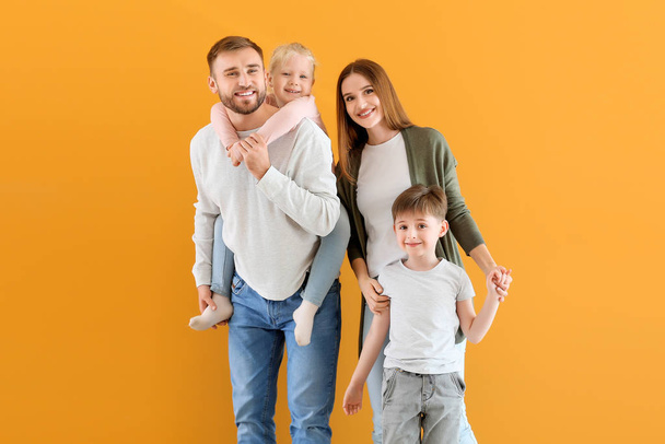 Портрет счастливой семьи на цветном фоне
 - Фото, изображение
