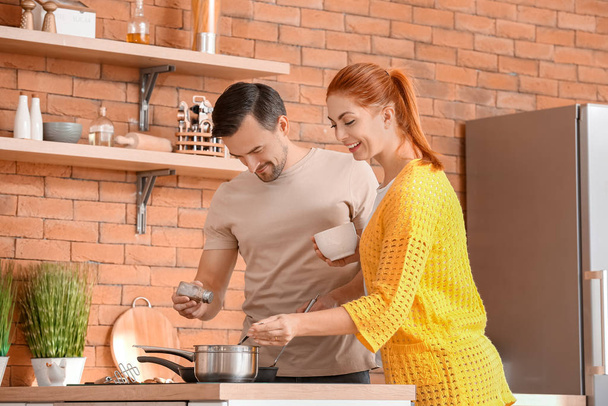 щаслива пара готує разом на кухні
 - Фото, зображення