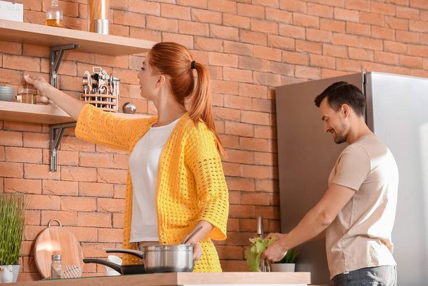 szczęśliwa para wspólne gotowanie w kuchni - Zdjęcie, obraz