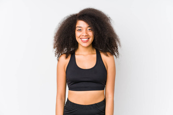 Jeune femme sportive afro-américaine heureuse, souriante et joyeuse
. - Photo, image