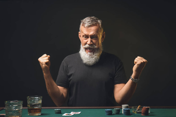 Συναισθηματικά ώριμος άνθρωπος μετά την απώλεια στο πόκερ στο καζίνο - Φωτογραφία, εικόνα