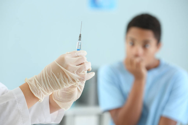 クリニックへの注射用に調製注射器のワクチンを持つ医師 - 写真・画像