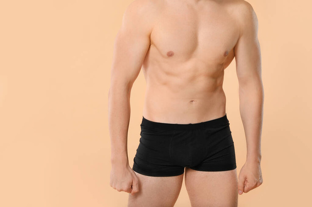 Handsome man in underwear on color background - Foto, Imagem