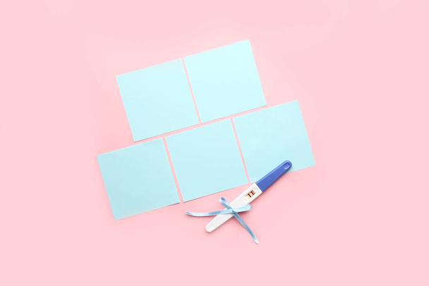 Těhotenský test a prázdné papíry na barevném pozadí - Fotografie, Obrázek