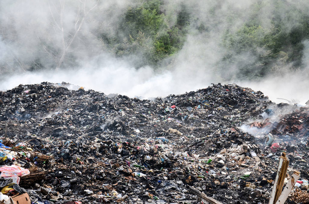Znečištění životního prostředí. Plastové pytle, láhve, odpadky a odpadky plovoucí v řece. Odpad a odpad ve vodě - Fotografie, Obrázek