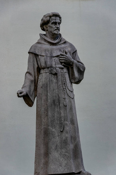  アブラハム サンタクララ、有名な説教者、風刺作家の記念碑が建つ、皇居の壁の近くの Burggarten でウィーンの - 写真・画像