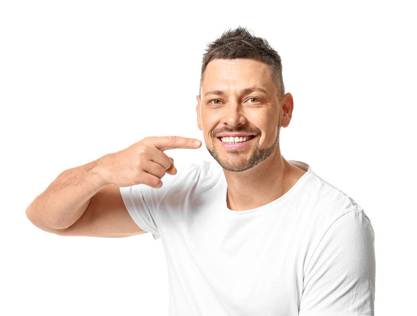 Jóképű férfi egészséges fogak fehér háttér - Fotó, kép