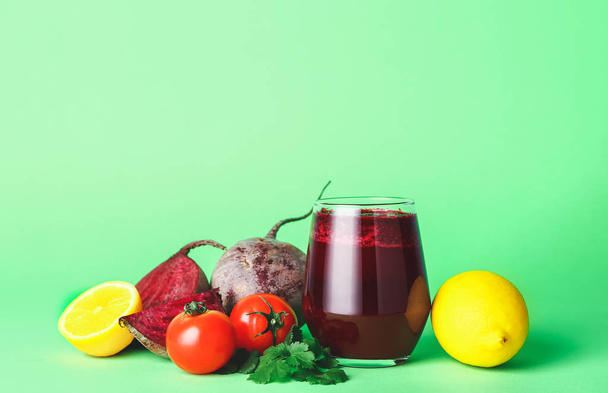 Ποτήρι φρέσκου χυμού λαχανικών σε φόντο χρώματος - Φωτογραφία, εικόνα