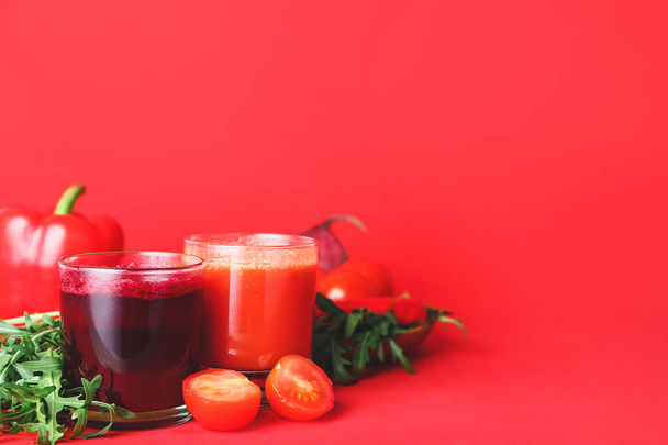Gläser mit frischen Gemüsesäften auf farbigem Hintergrund - Foto, Bild