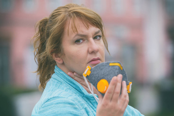 Femme portant un vrai visage anti-pollution, anti-smog et virus
  - Photo, image