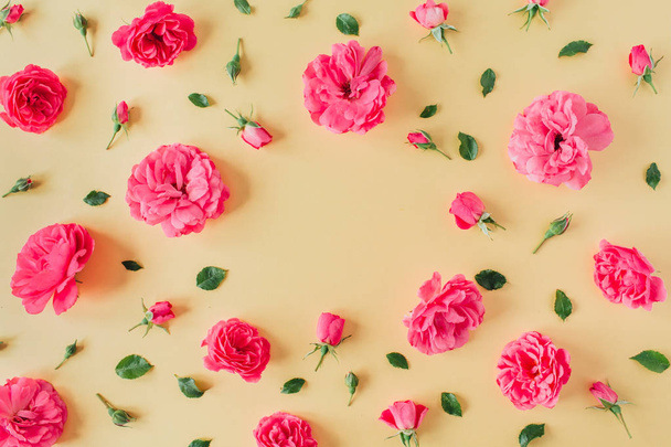 Różowe kwiaty róży wzór na żółtym tle z pustą makietą skopiować przestrzeń ramki. Płaskie łóżko, widok z góry. Kolaż walentynkowy. - Zdjęcie, obraz