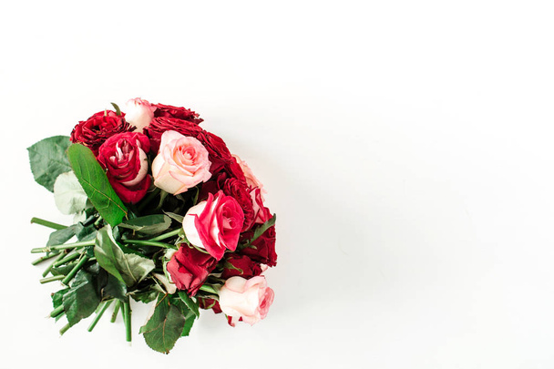 Pink and red rose flowers bouquet isolated on white background. Holiday, Valentine's day present. - Foto, Imagem