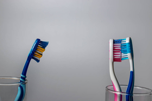 Uno spazzolino da denti geloso guardando altri due spazzolini da denti mentre si baciano
 - Foto, immagini