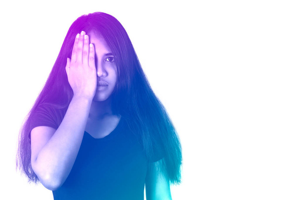 Abstrakti sininen ja violetti duotone muotokuva nuori tuhatvuotinen tyttö pitämällä kätensä hänen oikea silmä eristetty valkoisella pohjalla
 - Valokuva, kuva