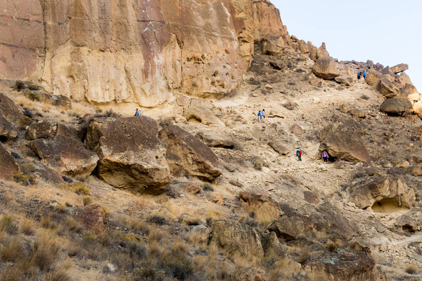 Excusrionisten beklimmen enkele van de wandelpaden in Smith Rock State Park - Foto, afbeelding