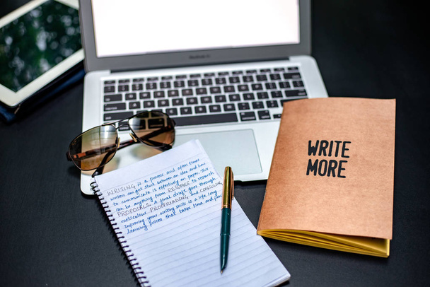 Концепция блоггера. Есть ноутбук с ноутбуком и ручкой за столом в кафе. селективный фокус
 - Фото, изображение