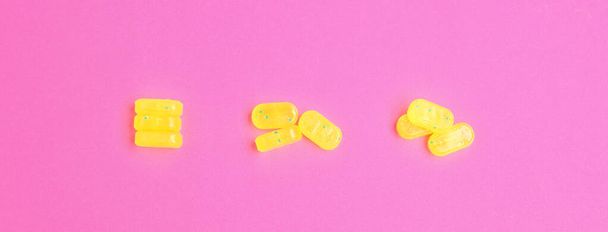 Tasty lemon drops on pink background, flat lay - Zdjęcie, obraz