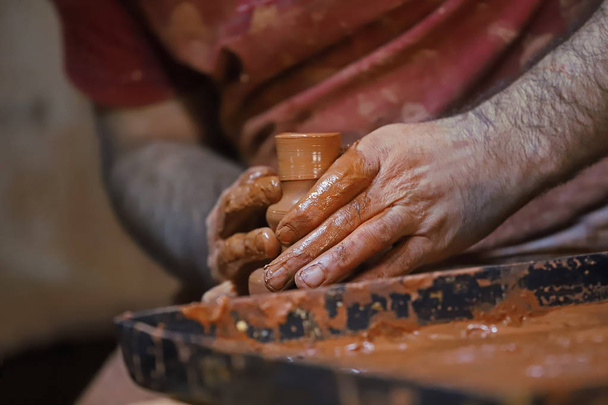 Turquia / Izmir / Menemen 21. Novembro. 2018 Oficina de cerâmica profissional, construção de bandeja de bocal
. - Foto, Imagem