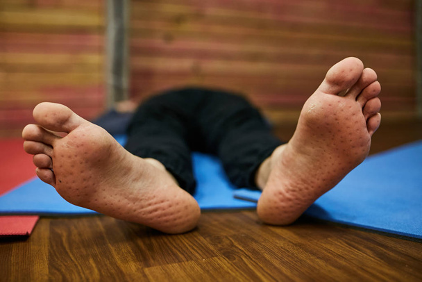 Τα πόδια ενός άνδρα κοντά-up μετά στέκεται σε καρφιά - Φωτογραφία, εικόνα