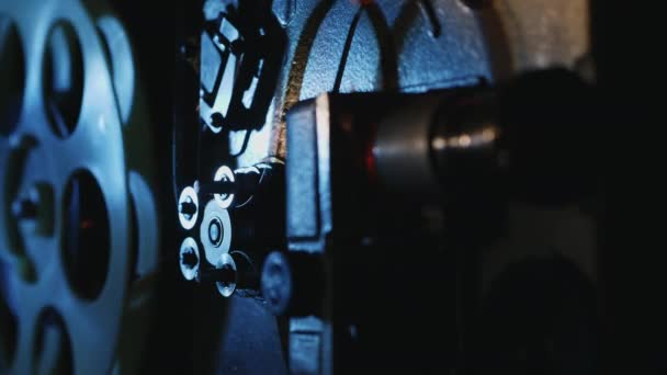 Pracovní 8mm starý filmový projektor - Záběry, video