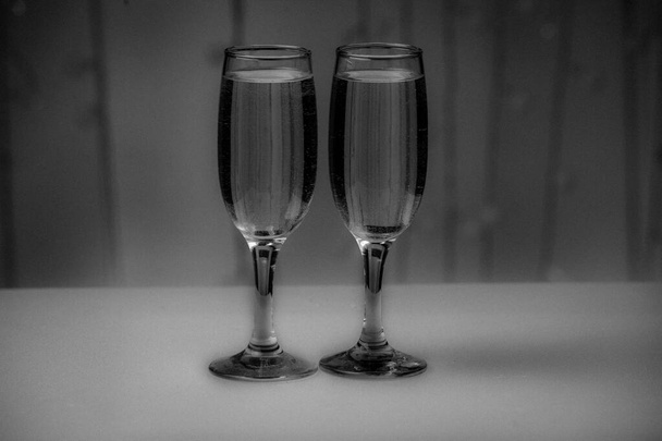 Zwei Gläser rosa Champagner für das Paar. - Foto, Bild