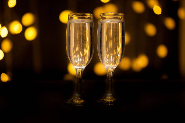 Zwei Gläser rosa Champagner für das Paar. - Foto, Bild