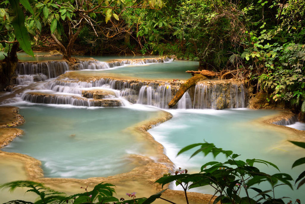 Cascata di Kung Si a Luang Prabang in Laos, Fondo naturale
 - Foto, immagini