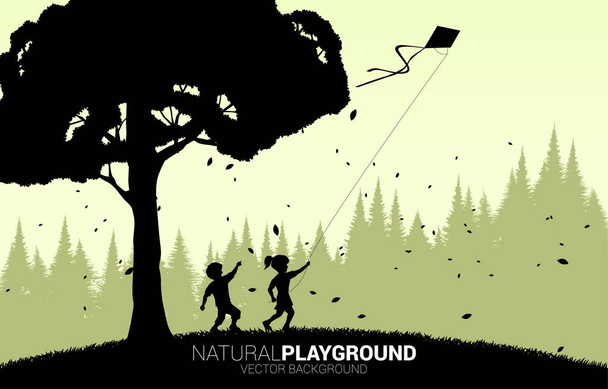 silhouette di ragazzo e ragazza in esecuzione con aquilone volante nel cielo con grande albero. Concetto di bambini giocare e imparare in modo naturale
. - Vettoriali, immagini