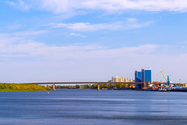 Astrakhan. - Rusya. Volga Nehri üzerindeki köprü. Arka planda modern bina. - Fotoğraf, Görsel