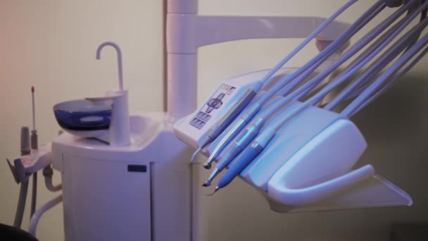 The workplace of the dentist with the dental unit and chair, close-up - Video, Çekim