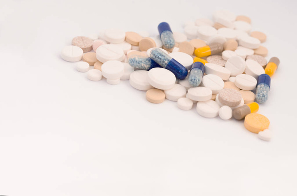 Heap of colorful pills in the shape of a heart, tablets and caps - Foto, Bild