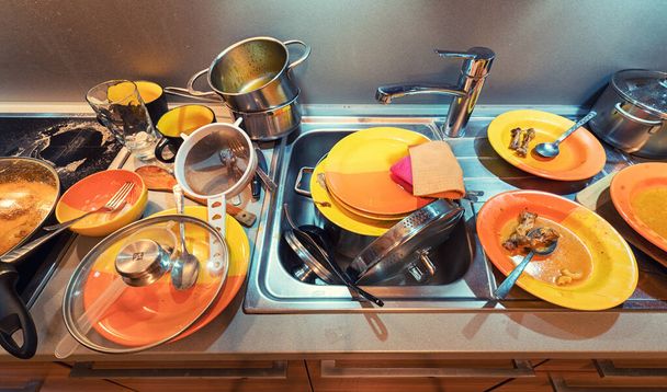 Platos sucios en la cocina después de cocinar
 - Foto, imagen