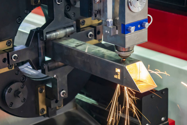 De fiber lasersnijmachine snijden de roestvrijstalen buis. - Foto, afbeelding