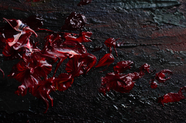 Frottis de peinture rouge ressemblant à du sang sur fond noir
 - Photo, image