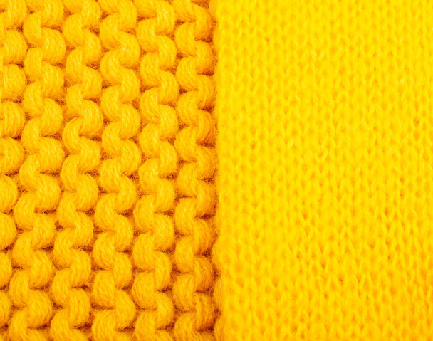 Μακρό πλάνο από δύο διαφορετικές φωτεινές κίτρινες πλεκτές υφές μαλλιού - Φωτογραφία, εικόνα