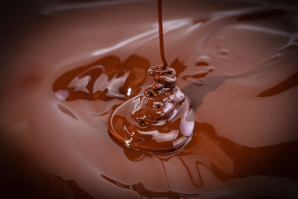 Fondo de remolino de chocolate derretido. Primer plano de chocolate líquido - Foto, imagen