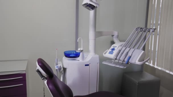 Arbeitsplatz des Zahnarztes mit Zahnarzteinheit und Stuhl - Filmmaterial, Video