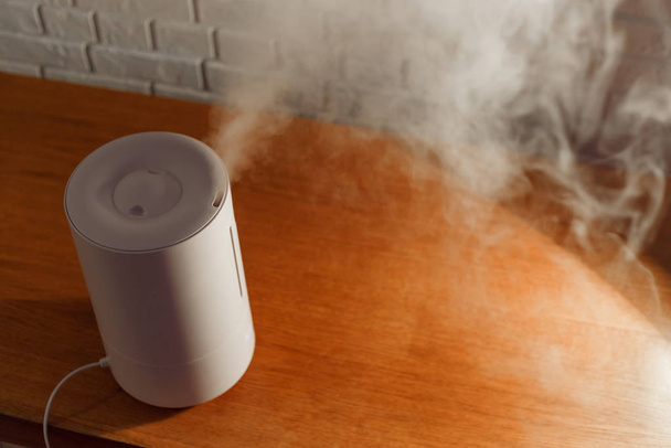 Luftbefeuchter verbreitet Dampf im Wohnzimmer - Foto, Bild