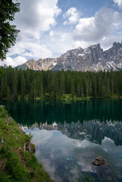 képzeletbeli zöld sűrű erdő kristályvíz fenséges kis alpesi tó Carezza a Dolomitok a Dél-Tirolban, Olaszország - Fotó, kép