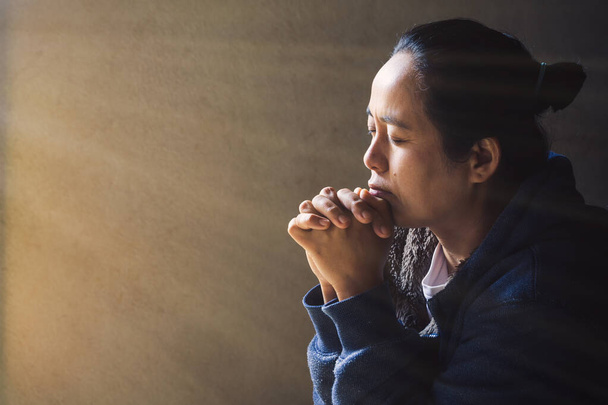 Frau betet um Gottes Segen für ein besseres Leben.  - Foto, Bild