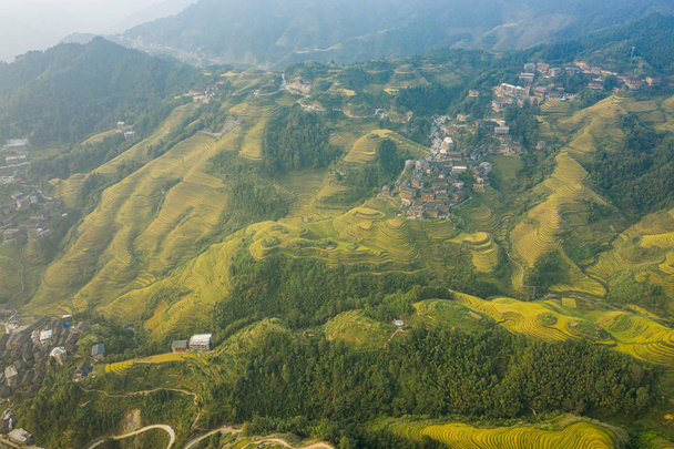 удивительный вид с дрона рисовых террас, расположенных в уезде Луншэн, Гуйлинь, Гуанси, Китай
 - Фото, изображение