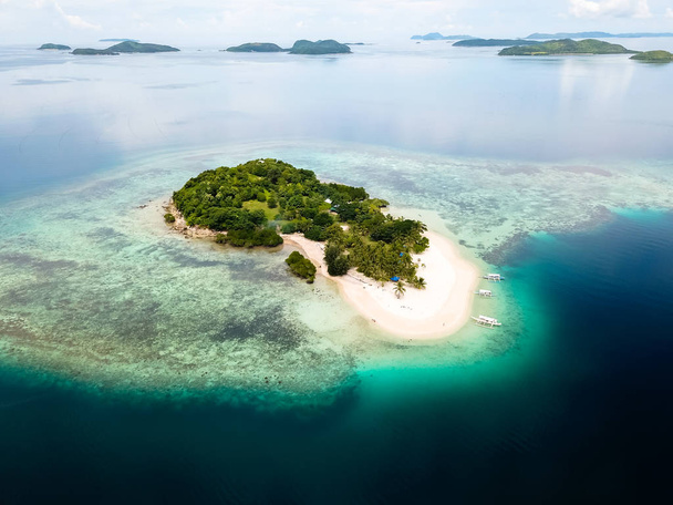 vanuit de lucht uitzicht op prachtig tropisch eiland met zee en strand, Thailand - Foto, afbeelding