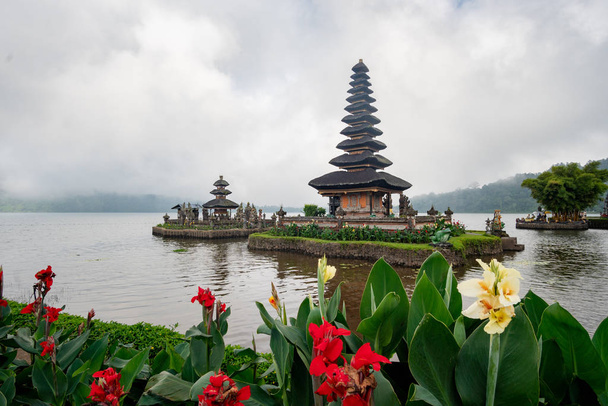 Ikonikus hindu szent hely Ulun Danu Beratan templom található tó Bali sziget, Indonézia - Fotó, kép