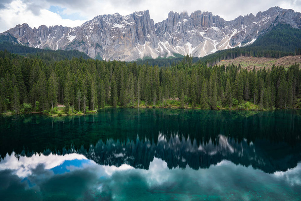 extravagante bosque denso verde con aguas cristalinas de majestuoso pequeño lago alpino Carezza de los Dolomitas del Tirol del Sur, Italia
 - Foto, Imagen