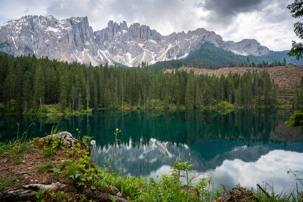 Дивовижний вигляд величного невеликого альпійського озера Carezza з Доломітів Південного Тіролю (Італія). - Фото, зображення