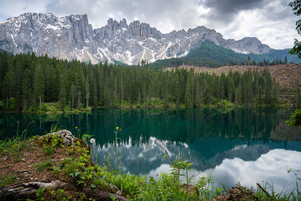 niesamowity widok na majestatyczne małe alpejskie jezioro Carezza z Dolomitów Południowego Tyrolu, Włochy - Zdjęcie, obraz