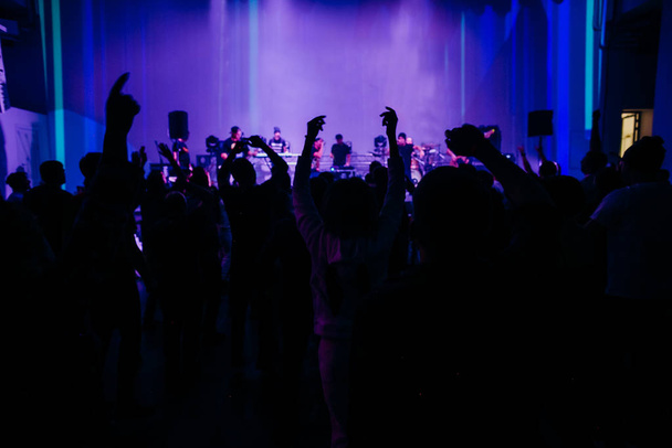 συναυλιακή αίθουσα μουσική παράσταση σκηνή φως άνθρωποι - Φωτογραφία, εικόνα