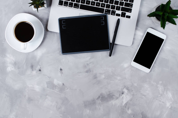 Overhead-Ansicht von Grafik-Tablet, Grafik-Stift, Smartphone, Laptop und einer Tasse schwarzen Kaffee. - Foto, Bild